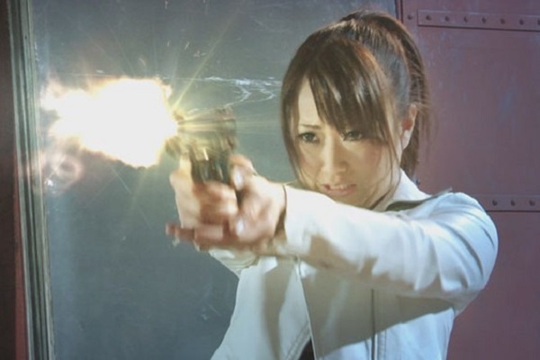 女搜查官向独眼妖魔开枪射击，可惜子弹对其无效