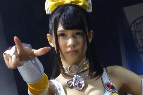 魔法少女迎战人鱼怪，凭借身手和魔法将其消灭
