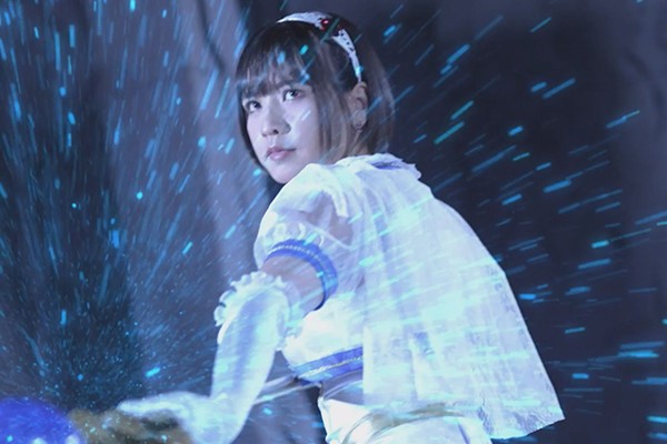 魔法少女的绝招对妖魔无效，随后被一拳打倒在地